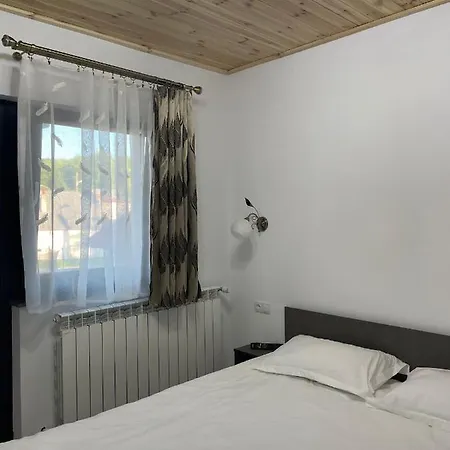 Casa De Langa Padure *